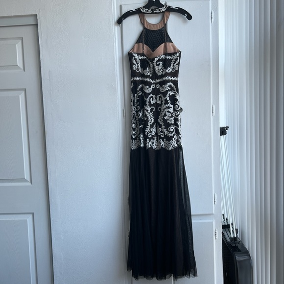 BCBG black and white embroidered halter with mermaid cut - Picture 3 of 9